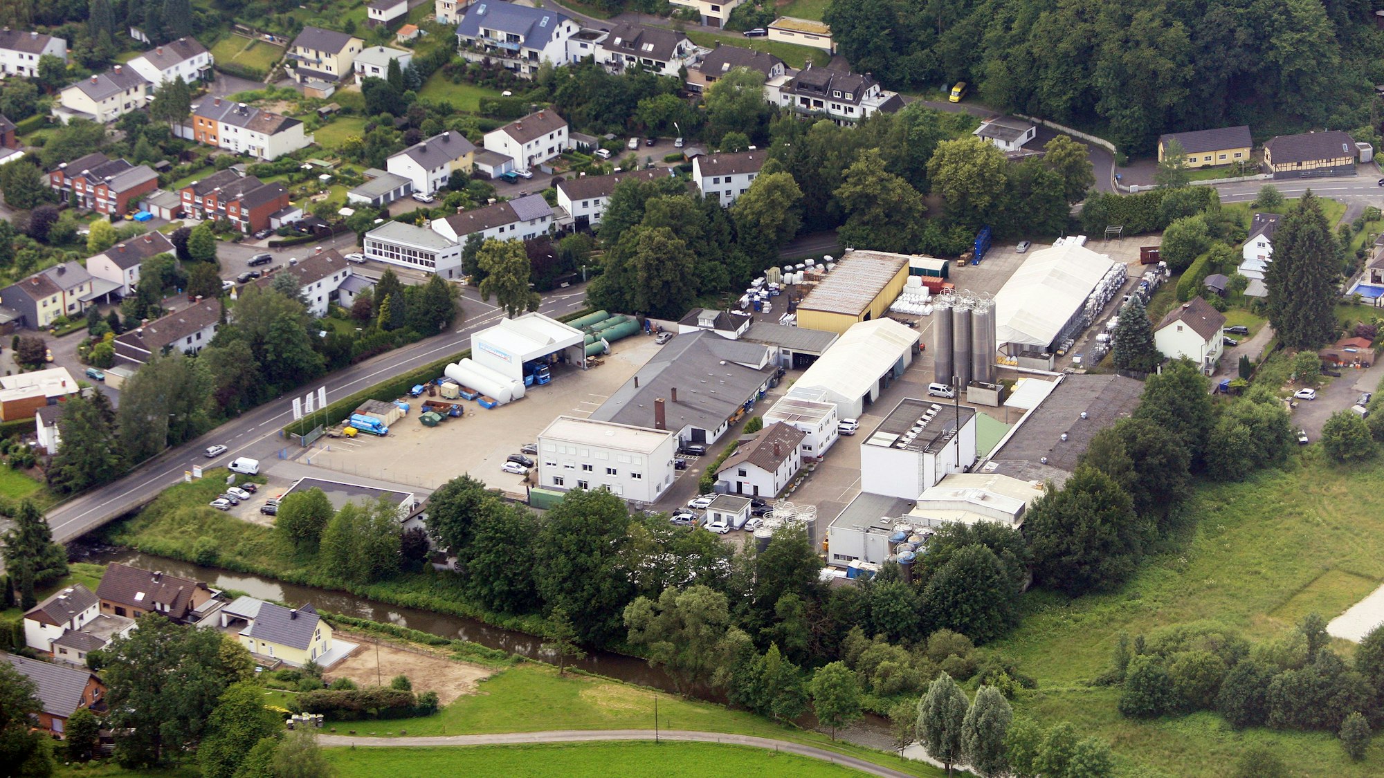Für die Dauer von Abriss und Neubau der Sülzbrücke (links) in Lehmbach ist eine Behelfsbrücke geplant. Bei zwei weiteren Brückenbau-Projekten im Rösrather Stadtgebiet ist das nicht der Fall.