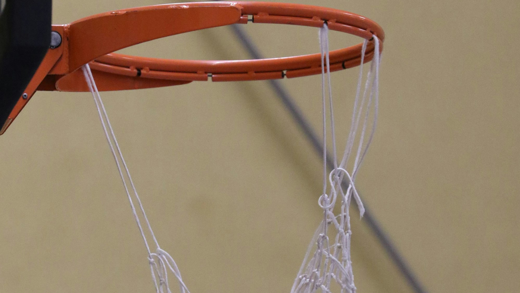 Das Bild zeigt ein Netz an einem Basketballkorb, das völlig kaputt ist.
