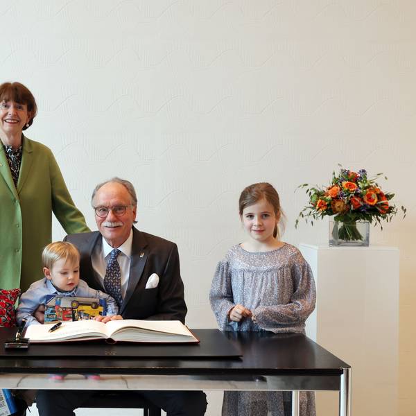 Das Foto zeigt Henriette Reker zusammen mit Bernhard Conin und dessen Enkeln.