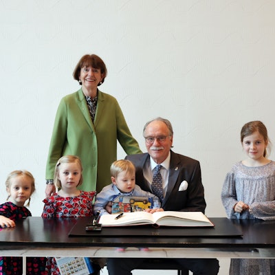 Das Foto zeigt Henriette Reker zusammen mit Bernhard Conin und dessen Enkeln.