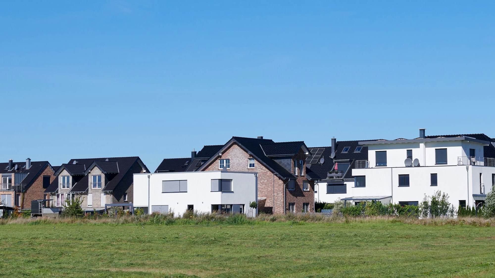 Ort mit Einfamilienhäusern