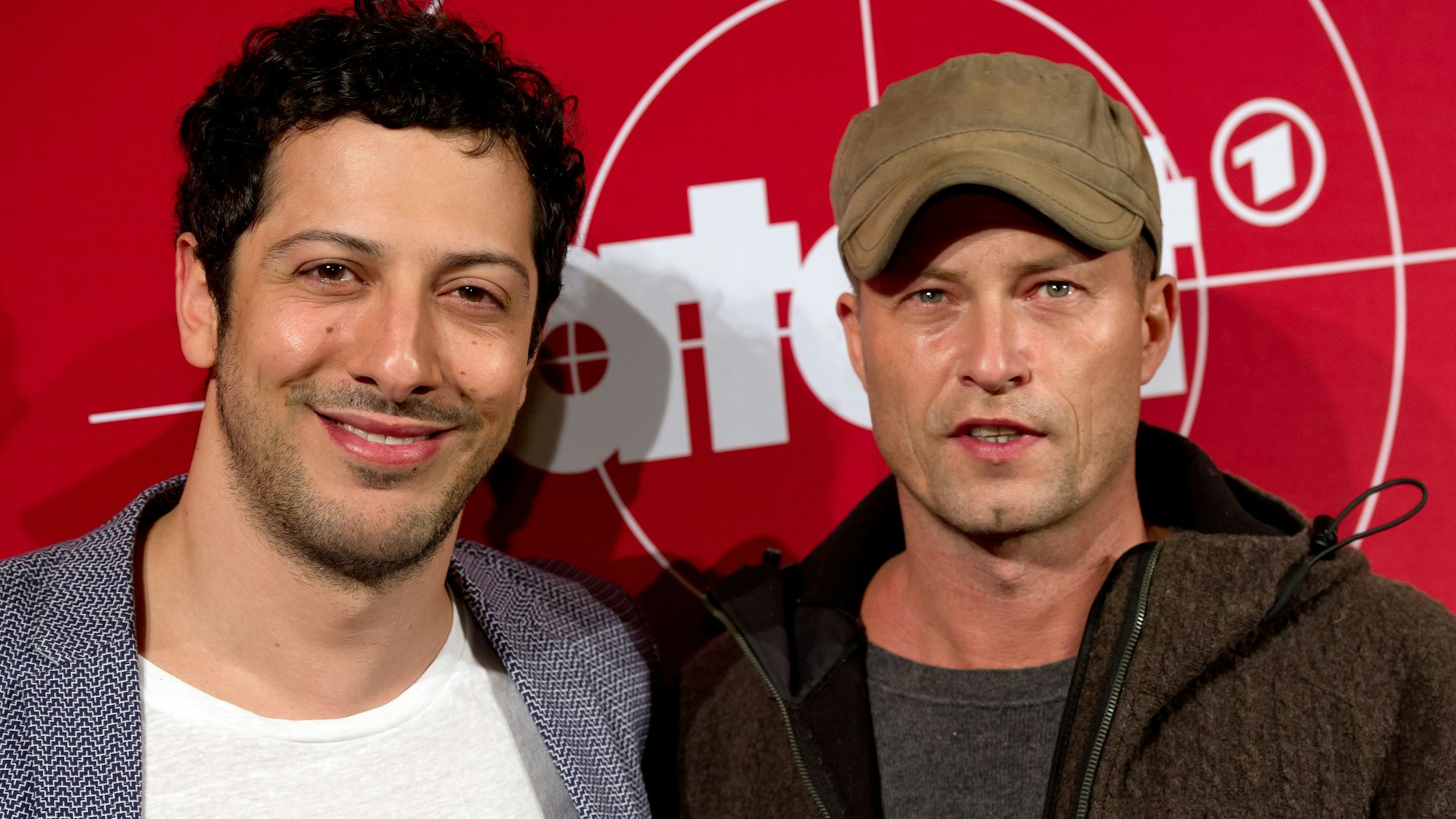 Fahri Yardim und Til Schweiger bei einem „Tatort“-PR-Termin.