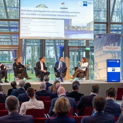 Von links: Lars Baumgürtel, CEO ZINQ Group; Ralf Stoffels, Präsident IHK NRW; Mona Neubaur, Wirtschaftsministerin NRW; Moderator Moritz Döbler, Chefredakteur Rheinische Post, Jens Spahn, stellv. Vorsitzender CDU / CSU sowie Stefanie Peters, Geschäftsführerin der Neumann & Esser Verwaltungs- und Beteiligungsgesellschaft mbH