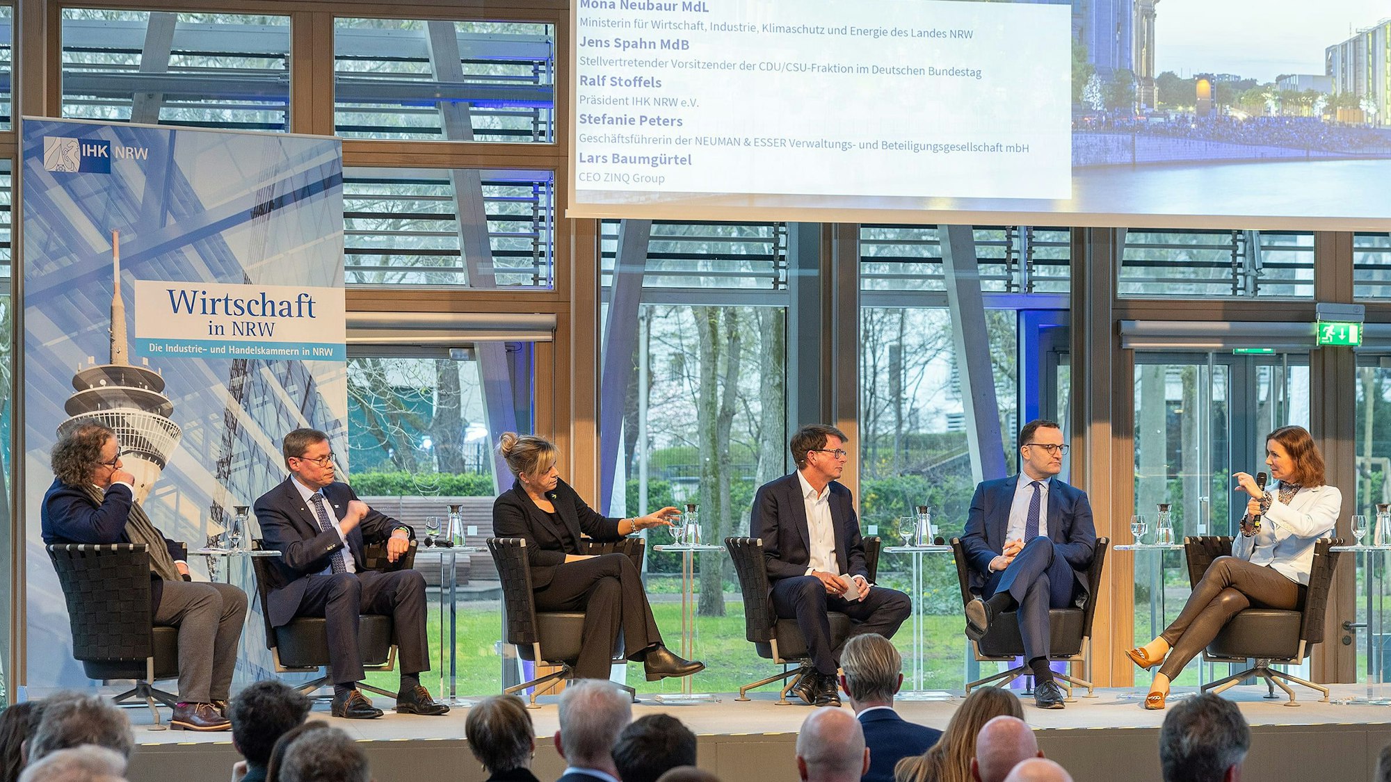 Von links: Lars Baumgürtel, CEO ZINQ Group; Ralf Stoffels, Präsident IHK NRW; Mona Neubaur, Wirtschaftsministerin NRW; Moderator Moritz Döbler, Chefredakteur Rheinische Post, Jens Spahn, stellv. Vorsitzender CDU / CSU sowie Stefanie Peters, Geschäftsführerin der Neumann & Esser Verwaltungs- und Beteiligungsgesellschaft mbH