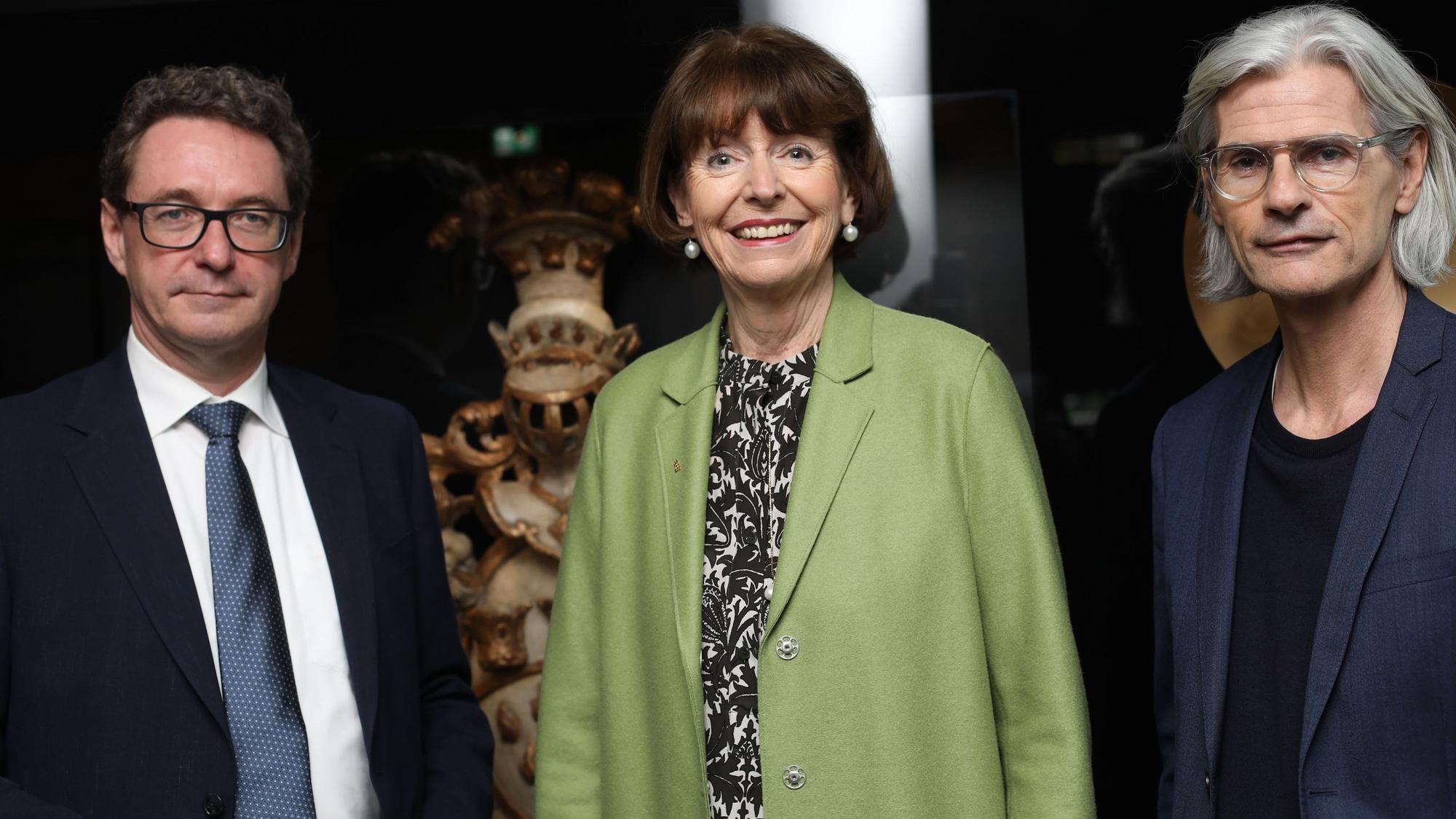 Matthias Hamann, Oberbürgermeisterin Henriette Reker und Kulturdezernenten Stefan Charles (v.l.) bei der Eröffnung des Interims des Stadtmuseums. Das Kölnische Stadtmuseum eröffnet nach langer Umbauphase sein Interim im ehemaligen Modehaus Franz Sauer an der Minoritenstraße 13 in der Innenstadt.