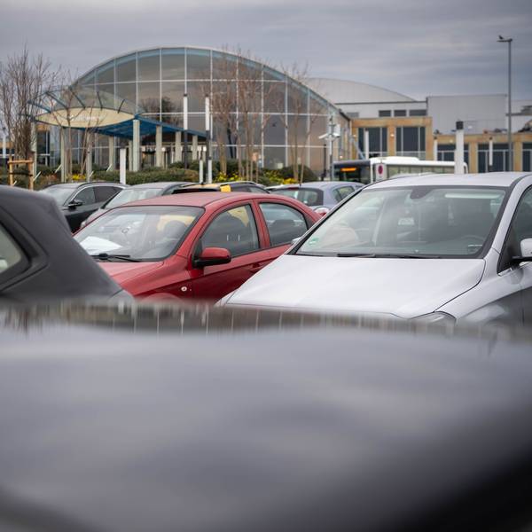 Das Bild zeigt einen Teil des Parkplatzes vor der Therme in Euskirchen.