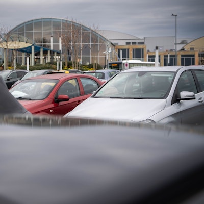 Das Bild zeigt einen Teil des Parkplatzes vor der Therme in Euskirchen.