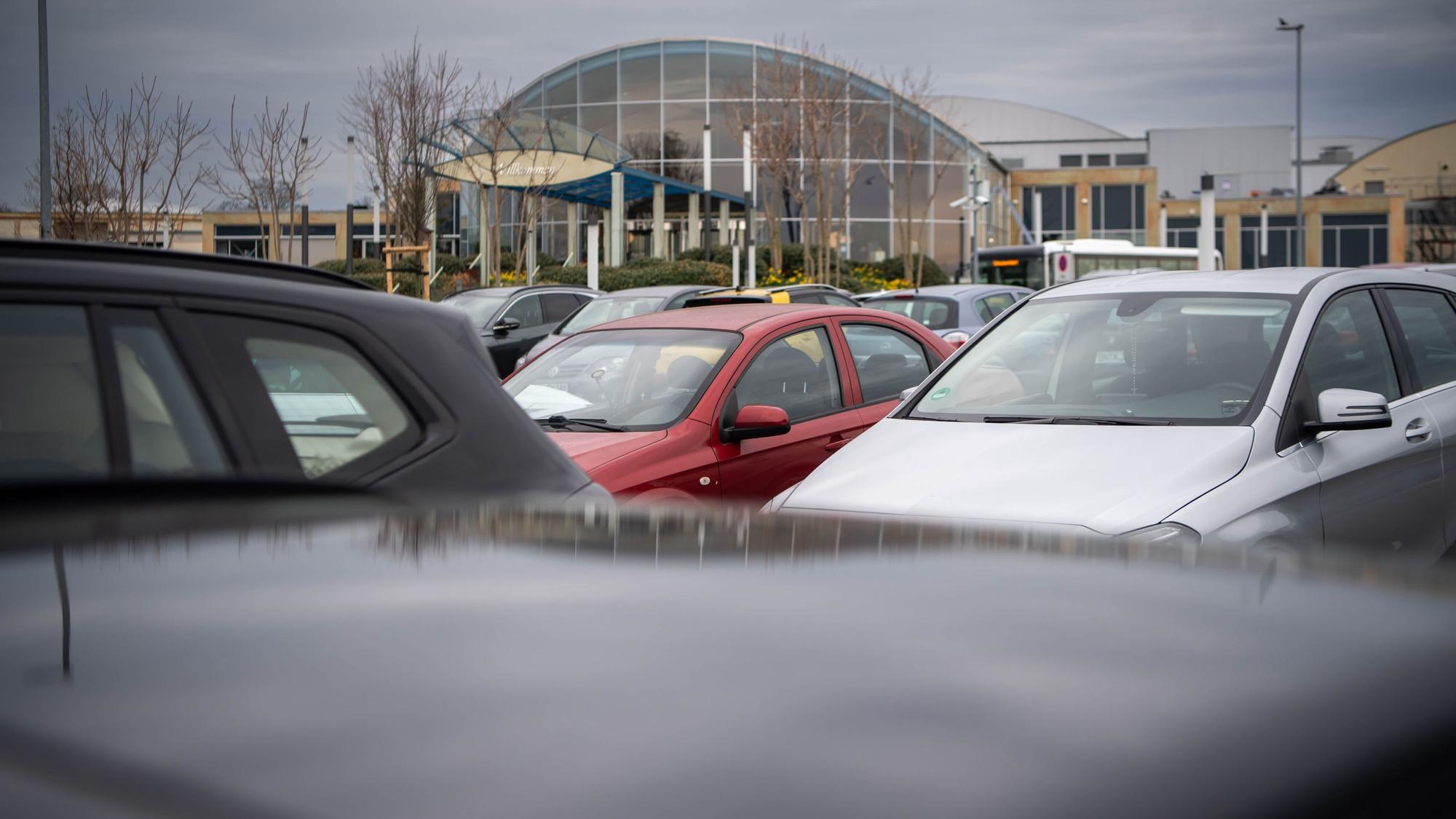 Das Bild zeigt einen Teil des Parkplatzes vor der Therme in Euskirchen.