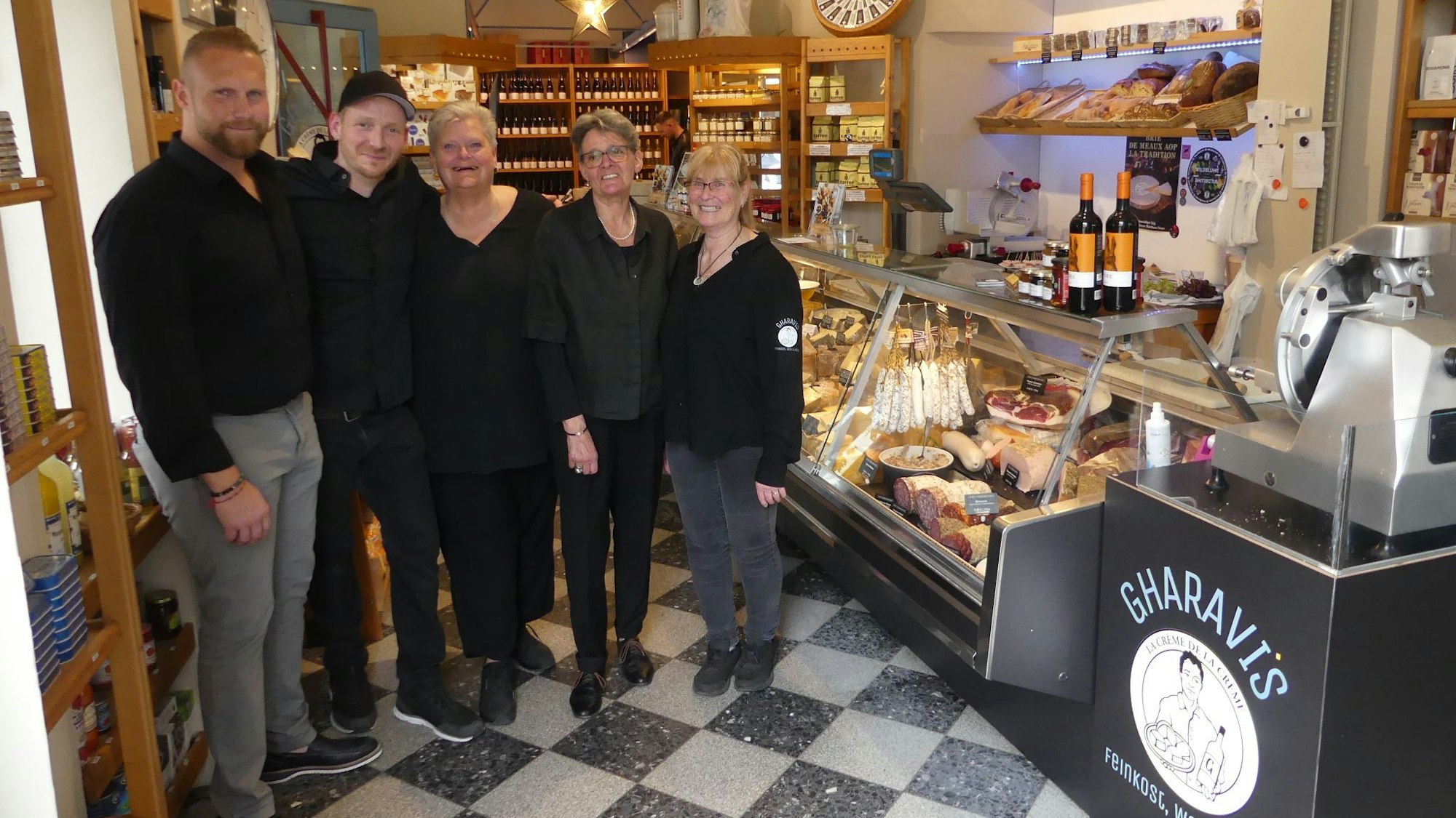 Das neue Team von Gharavis, nachdem das Geschäft aus Altersgründen abgegeben wurde.