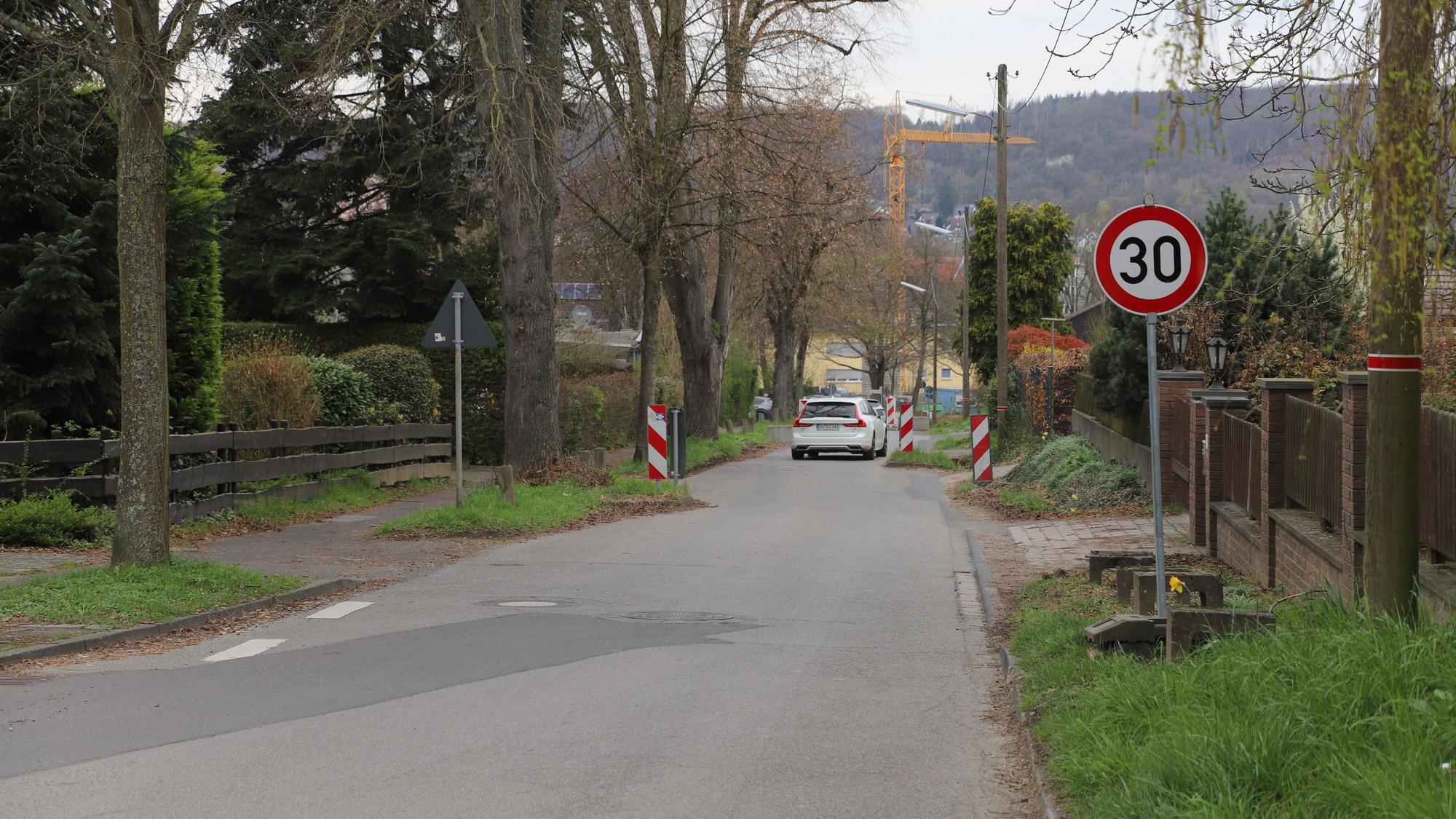 Für den Ausbau der Wippenhohner Straße hat der Bauausschuss die Weichen gestellt. Hier umfährt ein Auto eine Einengung.