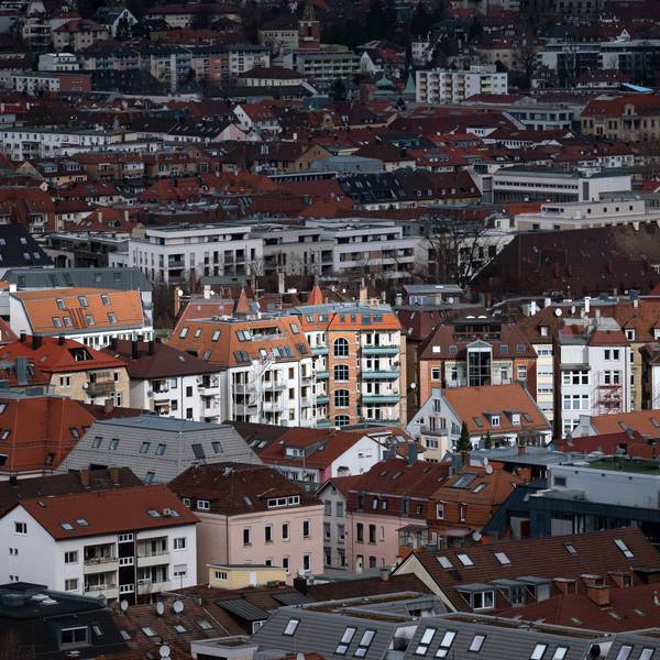 Vereinzelte Gebäude werden in der Stuttgarter Innenstadt durch ein Wolkenloch von der Sonne angestrahlt.