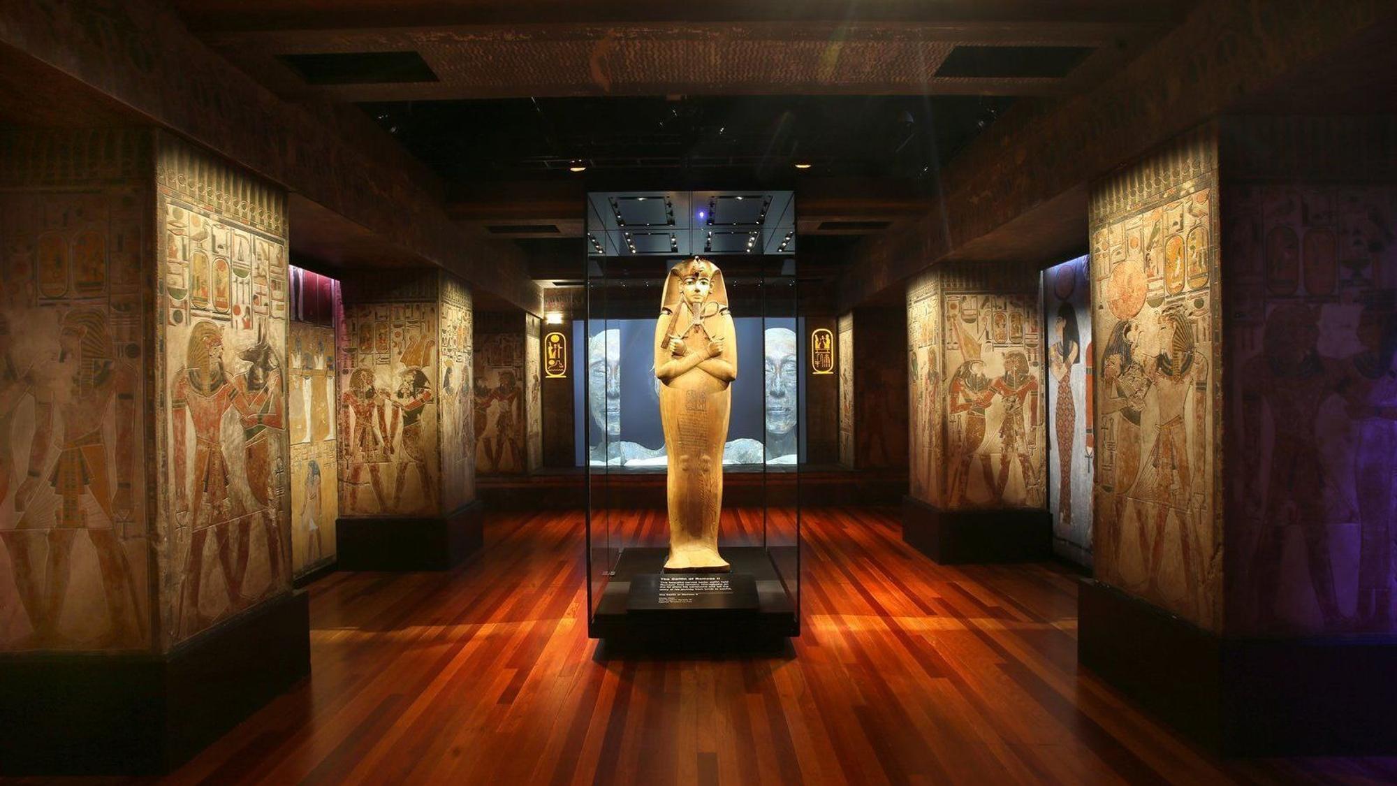 Der Sarg Ramses II in der Ausstellung „Ramses & Das Gold der Pharaonen“, die am 13. Juli nach Köln kommt.