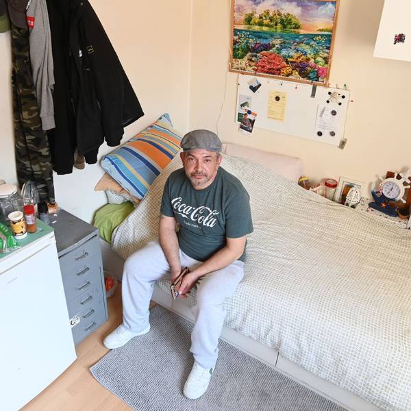 Christian Semerao sitzt auf dem Bett seines Zimmers in der Notschlafstelle für Drogensüchtige in der Cranachstraße.