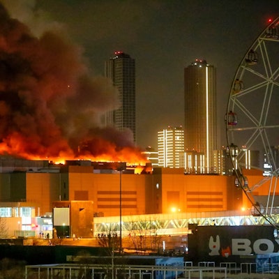 Ein massiver Brand ist am Freitag, 22.03.2024, über der Crocus City Hall am westlichen Rand von Moskau zu sehen. Nach dem Anschlag auf eine Konzerthalle sind elf Verdächtige festgenommen worden.