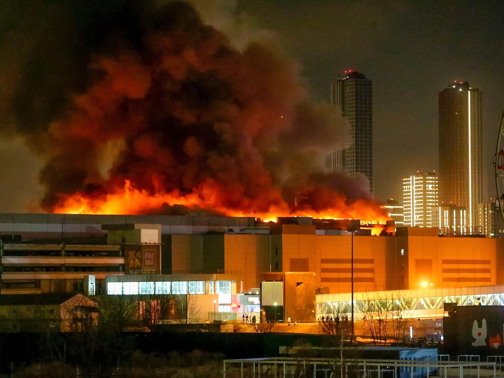 Ein massiver Brand ist am Freitag, 22.03.2024 über dem Crocus City Hall am westlichen Rand von Moskau zu sehen.