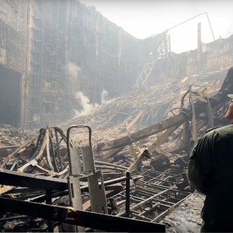 Ein Ermittler des russischen Ermittlungskomitees untersucht den Tatort.