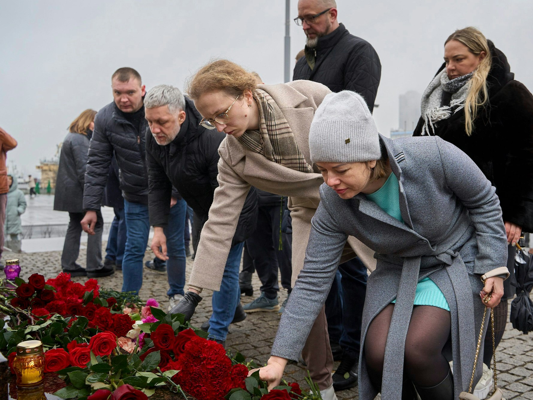 Menschen legen während einer Gedenkveranstaltung Blumen nieder, um an die Opfer des Anschlags auf die Crocus City Hall zu gedenken.