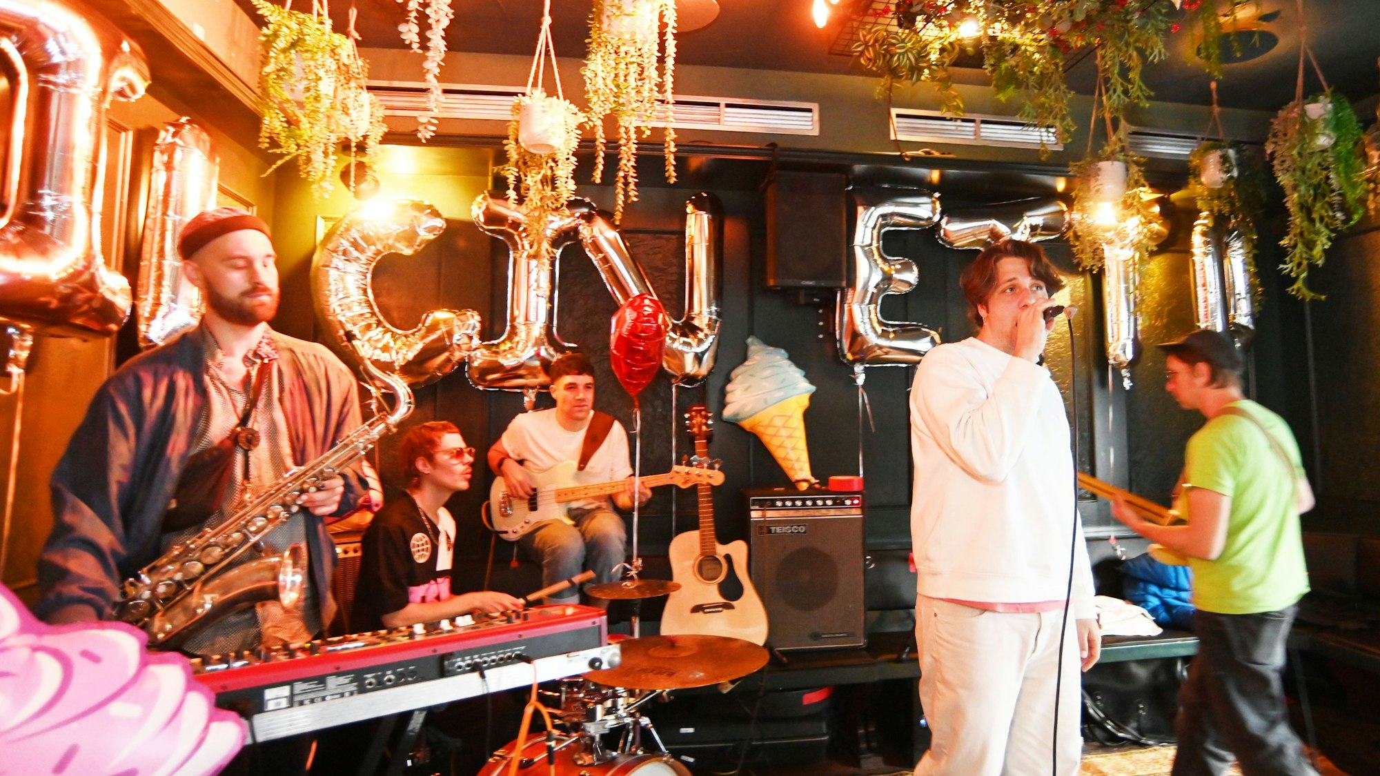 Band Il Civetto spielt in einer Bar.