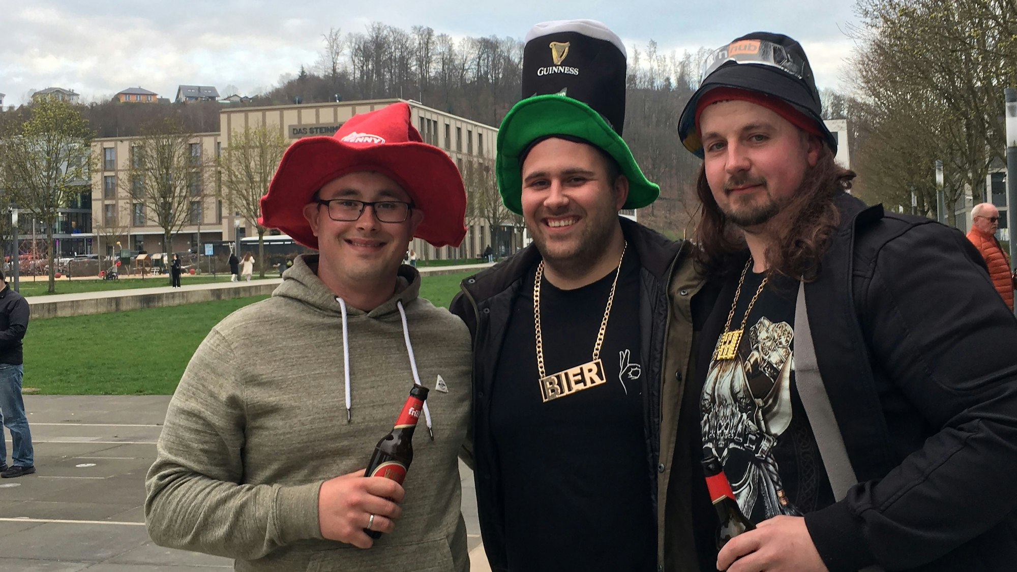 Ein Gruppenfoto dreier verkleideter junger Männer.