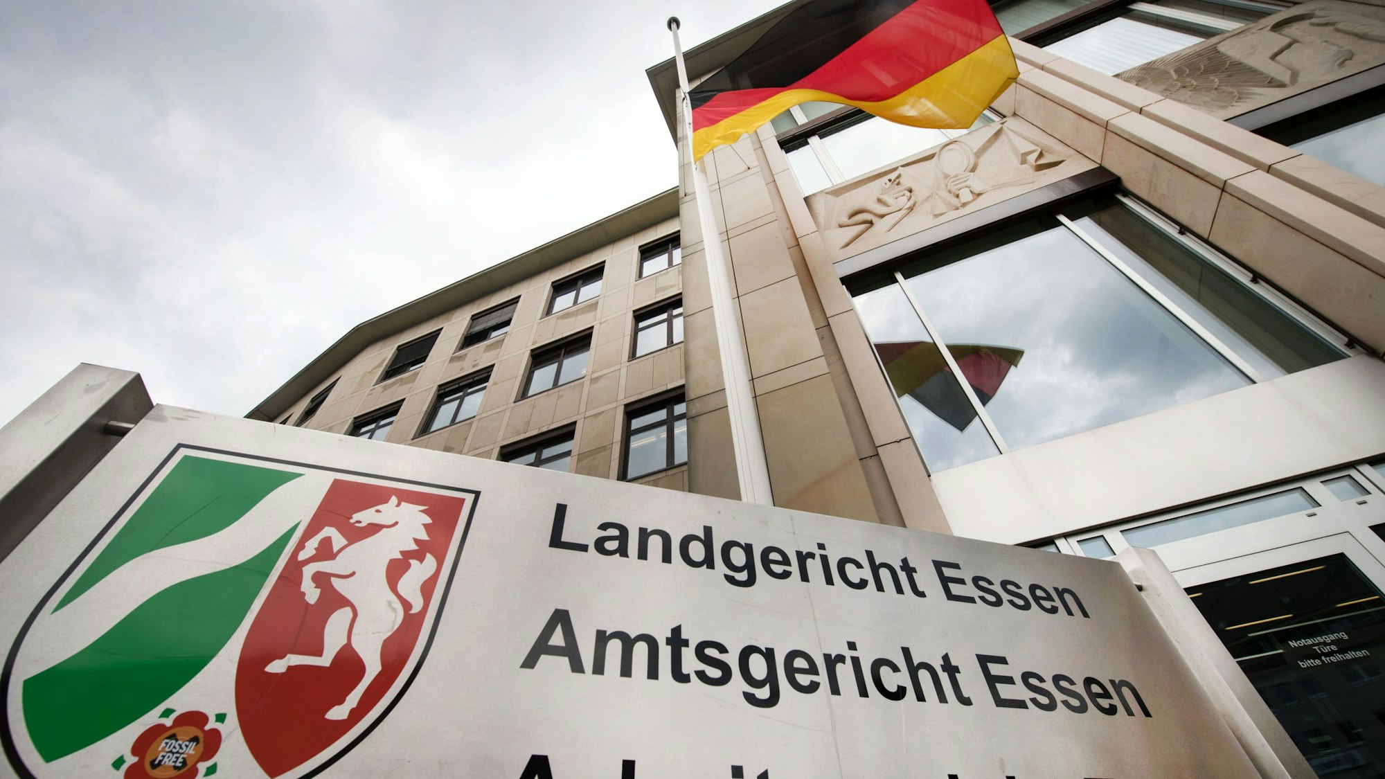 ARCHIV - 24.05.2017, Nordrhein-Westfalen, Essen: Das Landgericht Essen: Hier ist der Angeklagte verurteilt worden. (zu dpa: «Frau und Tochter aus Fenster geworfen: Über 13 Jahre Haft») Foto: Bernd Thissen/dpa +++ dpa-Bildfunk +++