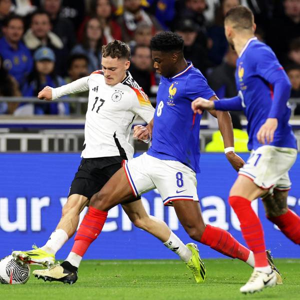 Deutschlands Florian Wirtz (l) in Aktion gegen Frankreichs Aurelien Tchouameni (M) und Lucas Hernandez.
