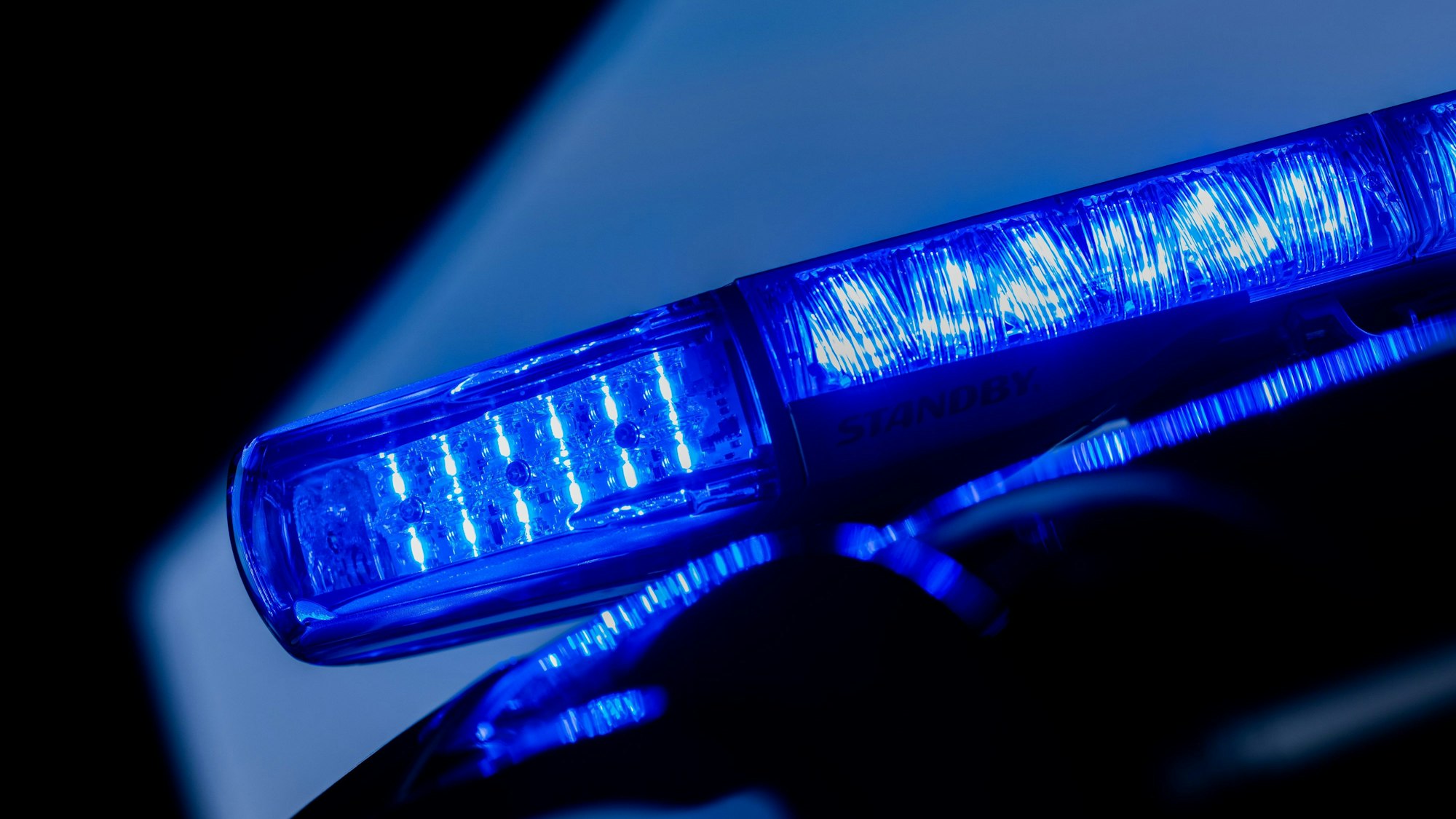 Ein leuchtendes Blaulicht auf einem Einsatzfahrzeug.