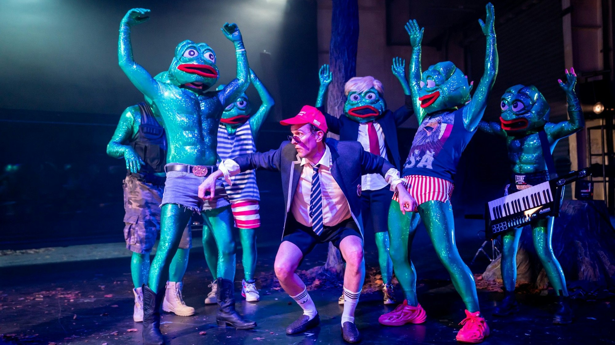 Die letzten Männer des Westens
von Tobias Ginsburg
Regie: Rafael Sanchez
Regie: Rafael Sanchez
Bühne: Eva-Maria Bauer
Kostüme: Ursula Leuenberger
Video: Meika Dresenkamp
Musik: Cornelius Borgolte
Licht: Jürgen Kapitein
Dramaturgie: Sibylle Dudek
Foto: Krafft Angerer