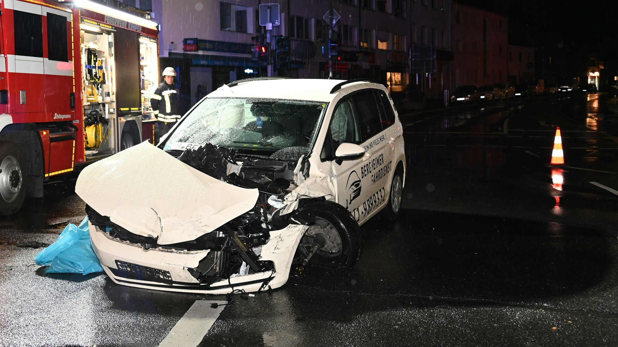 Es ist einer der Unfallwagen zu sehen.