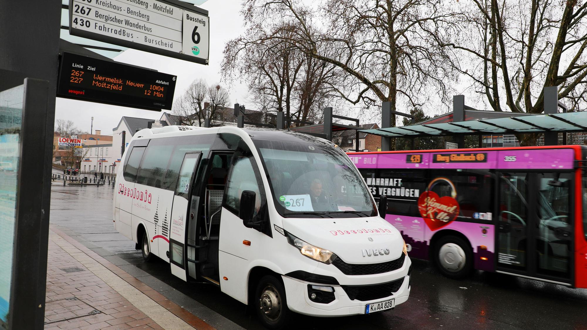 Der Bergische Wanderbus steht am Busbahnhof in Bergisch Gladbach.
