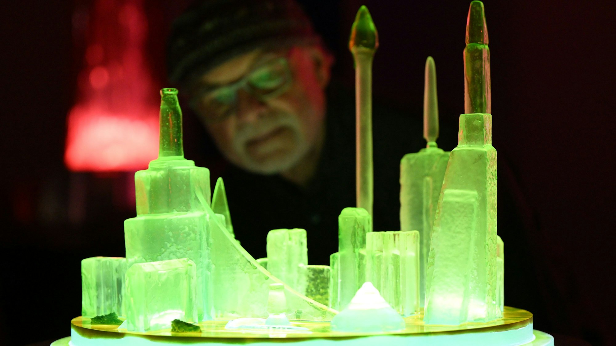 Ein Besucher der Ausstellung betrachtet das Kunstwerk „City 13 (Ap1)“ aus dem Jahr 2011.