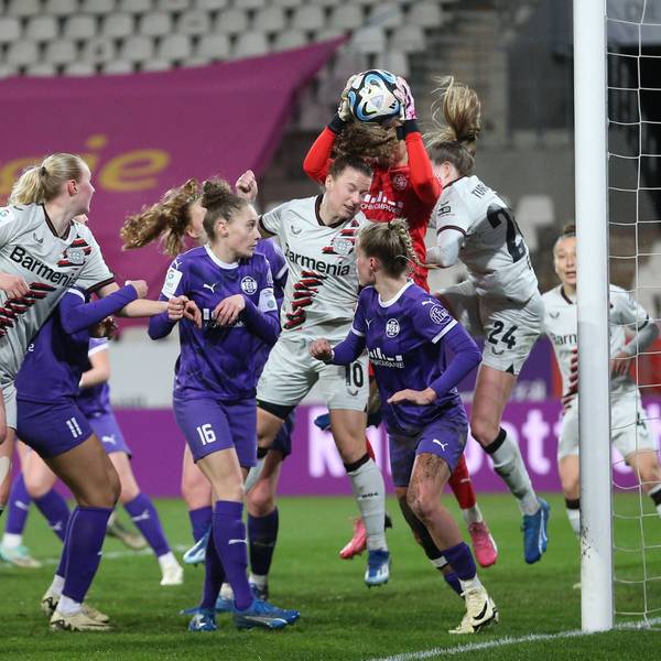 Germany, Essen, 24.03.2024, Stadion an der Hafenstrasse, SGS Essen - Bayer 04 Leverkusen - Frauen Bundesliga, Synne Skinnes Hansen Bayer 04 Leverkusen, Torfrau Sophia Winkler SGS Essen 19/68 und Lilla Turanyi Bayer 04 Leverkusen battle for the ball Essen Stadion an der Hafenstrasse North Rhine-Westphalia Germany *** Germany, Essen, 24 03 2024, Stadion an der Hafenstrasse, SGS Essen Bayer 04 Leverkusen Frauen Bundesliga, Synne Skinnes Hansen Bayer 04 Leverkusen , Goalkeeper Sophia Winkler SGS Essen 19 68 and Lilla Turanyi Bayer 04 Leverkusen battle for the ball Essen Stadion an der Hafenstrasse North Rhine Westphalia Germany eu-images-678