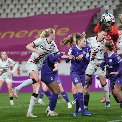 Germany, Essen, 24.03.2024, Stadion an der Hafenstrasse, SGS Essen - Bayer 04 Leverkusen - Frauen Bundesliga, Synne Skinnes Hansen Bayer 04 Leverkusen, Torfrau Sophia Winkler SGS Essen 19/68 und Lilla Turanyi Bayer 04 Leverkusen battle for the ball Essen Stadion an der Hafenstrasse North Rhine-Westphalia Germany *** Germany, Essen, 24 03 2024, Stadion an der Hafenstrasse, SGS Essen Bayer 04 Leverkusen Frauen Bundesliga, Synne Skinnes Hansen Bayer 04 Leverkusen , Goalkeeper Sophia Winkler SGS Essen 19 68 and Lilla Turanyi Bayer 04 Leverkusen battle for the ball Essen Stadion an der Hafenstrasse North Rhine Westphalia Germany eu-images-678