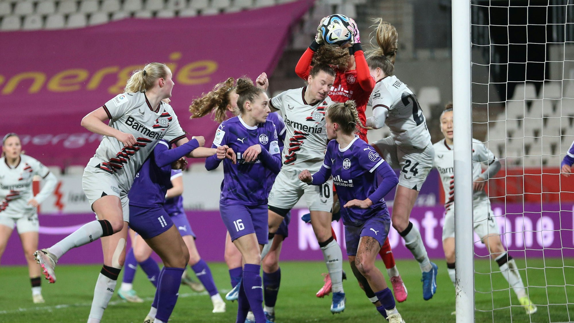 Germany, Essen, 24.03.2024, Stadion an der Hafenstrasse, SGS Essen - Bayer 04 Leverkusen - Frauen Bundesliga, Synne Skinnes Hansen Bayer 04 Leverkusen, Torfrau Sophia Winkler SGS Essen 19/68 und Lilla Turanyi Bayer 04 Leverkusen battle for the ball Essen Stadion an der Hafenstrasse North Rhine-Westphalia Germany *** Germany, Essen, 24 03 2024, Stadion an der Hafenstrasse, SGS Essen Bayer 04 Leverkusen Frauen Bundesliga, Synne Skinnes Hansen Bayer 04 Leverkusen , Goalkeeper Sophia Winkler SGS Essen 19 68 and Lilla Turanyi Bayer 04 Leverkusen battle for the ball Essen Stadion an der Hafenstrasse North Rhine Westphalia Germany eu-images-678