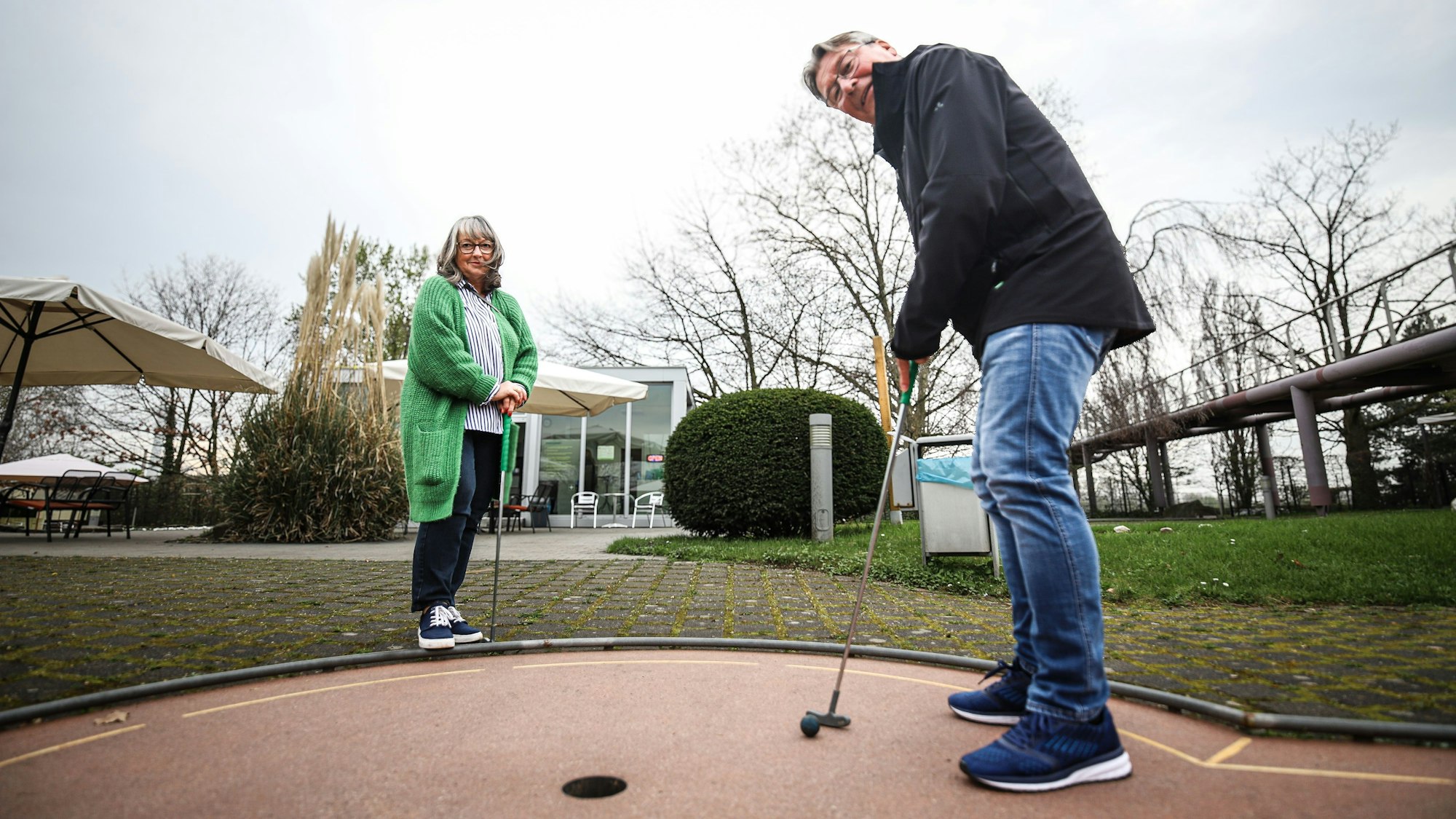 Erster Spieler beim Saisonstart auf der Minigolfanlage im Neulandpark
