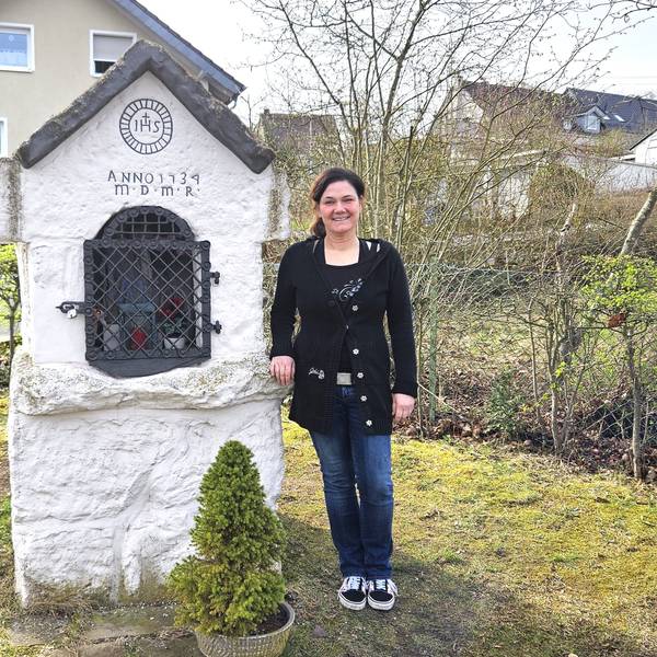 Medusa Knopf steht neben einer kleinen Kapelle.