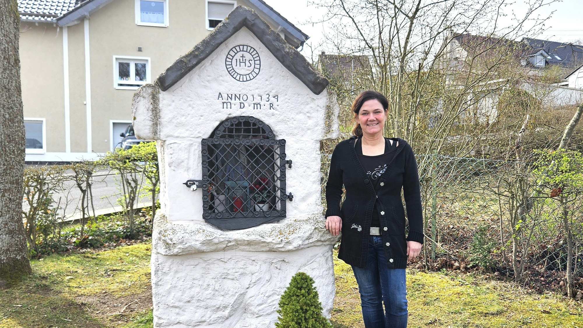 Medusa Knopf steht neben einer kleinen Kapelle.