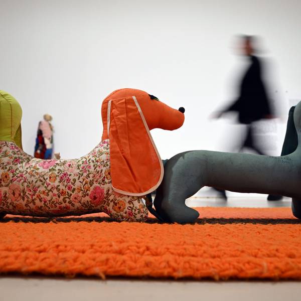 Eine Besucherin geht in der Ausstellung „Mike Kelly. Ghost and Spirit“ am Kunstwerk „Arena #10 (Dogs)“ aus dem Jahr 1990 vorbei. Im K21 der Kunstsammlung Nordrhein-Westfalen wird die Ausstellung vom 23.03. bis 08.09.2024 präsentiert.