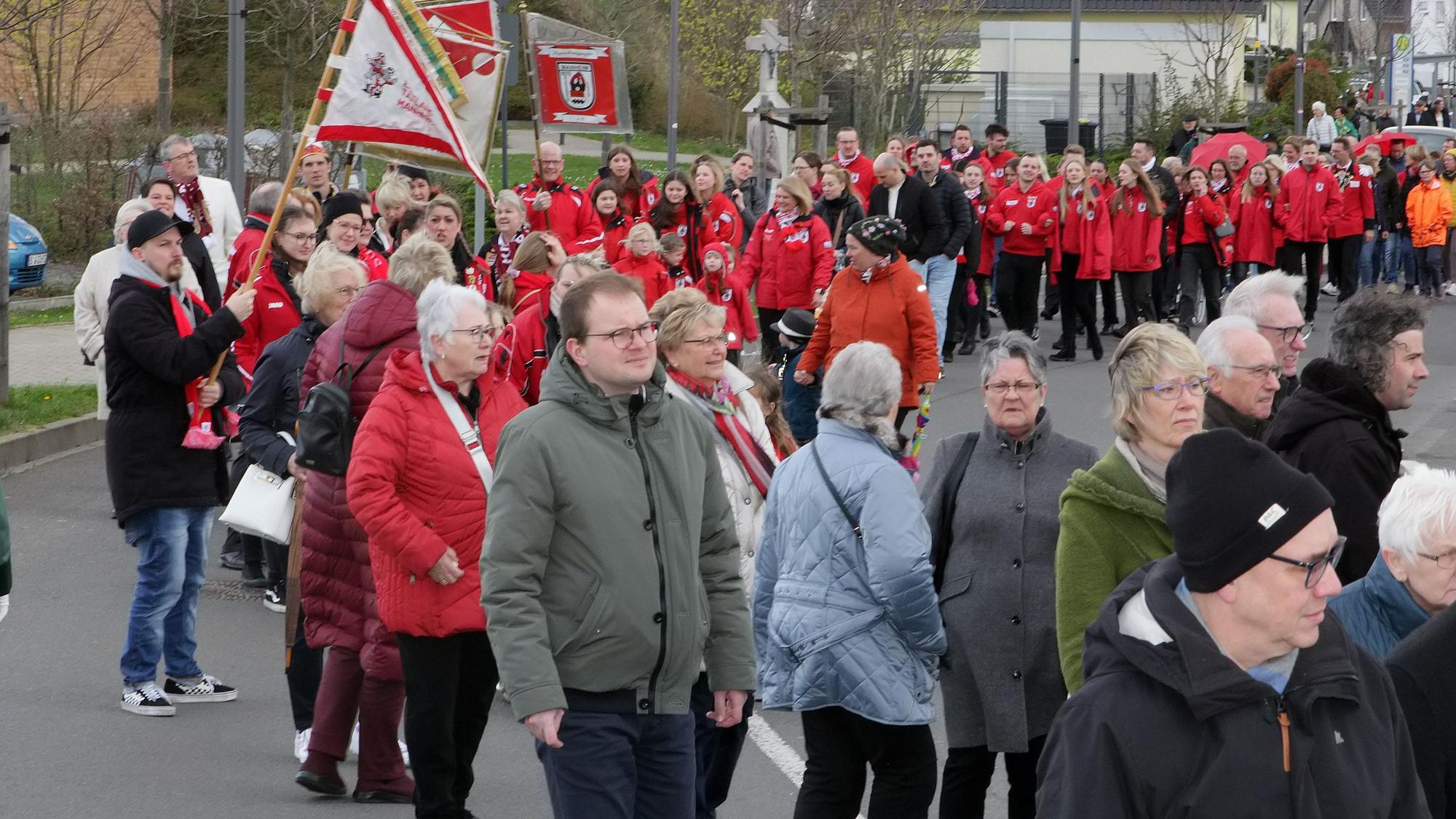 Rund 250 Manheimerinnen und Manheimer zogen durchs Dorf, um den offiziellen Abschluss der Umsiedlung zu feiern.