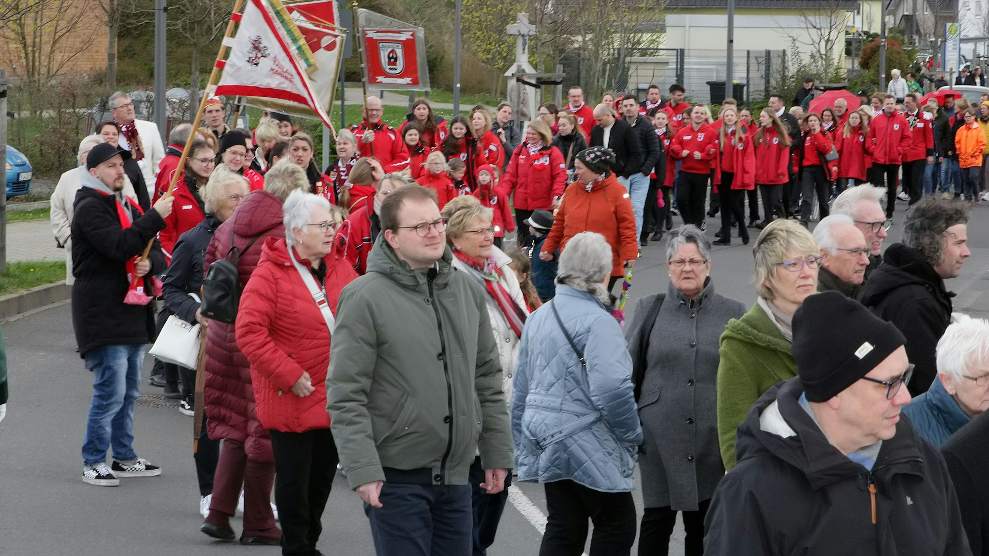 Rund 250 Manheimerinnen und Manheimer zogen durchs Dorf, um den offiziellen Abschluss der Umsiedlung zu feiern.