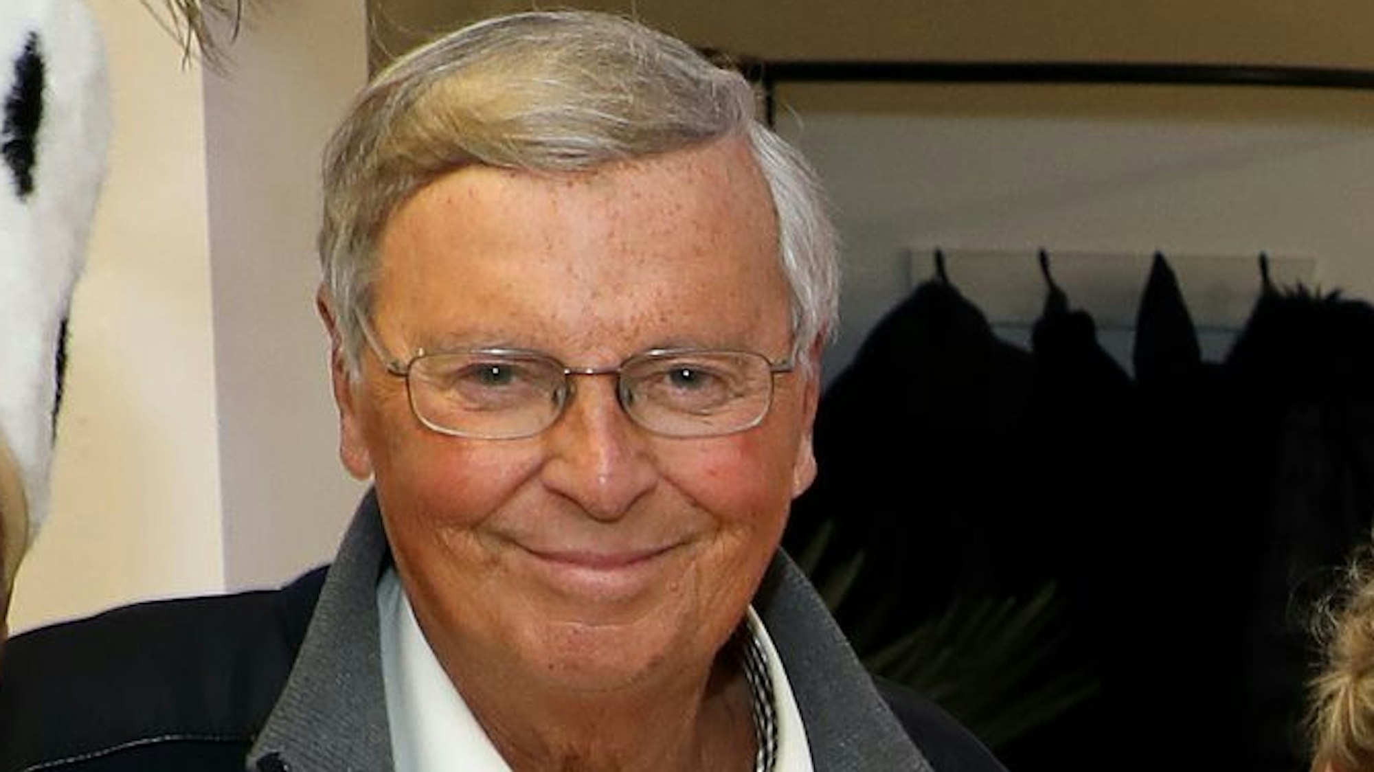 Wolfgang Bosbach schaut in die Kamera.