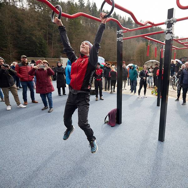 Lars Holder und Milena Vogel vom TuS Schleiden hängen an Ringen und Stangen an einem Kraftparcours.