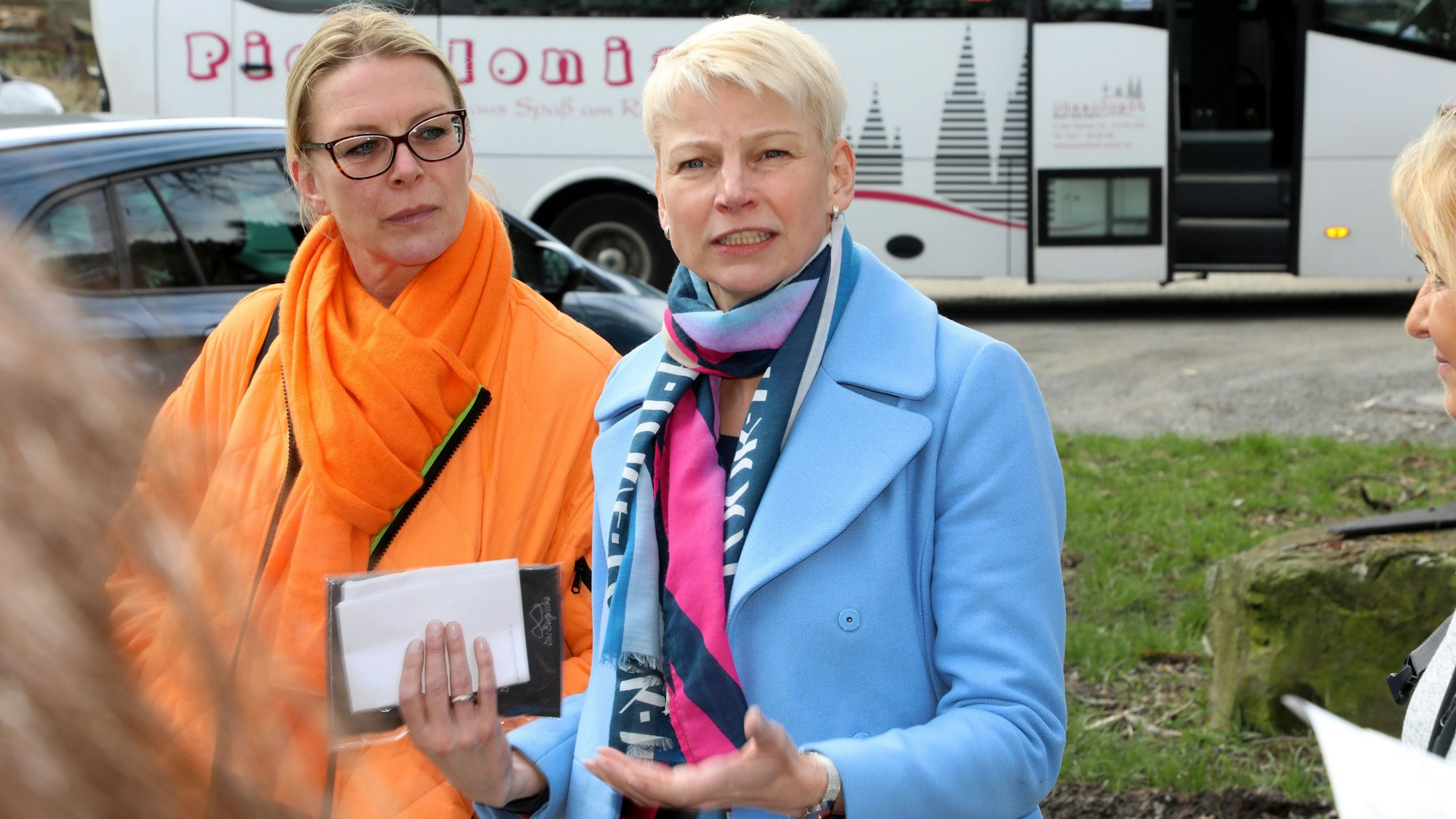 Wermelskirchens Bürgermeisterin Marion Lück spricht, links neben ihr steht Stadtsprecherin Kathrin Kellermann.