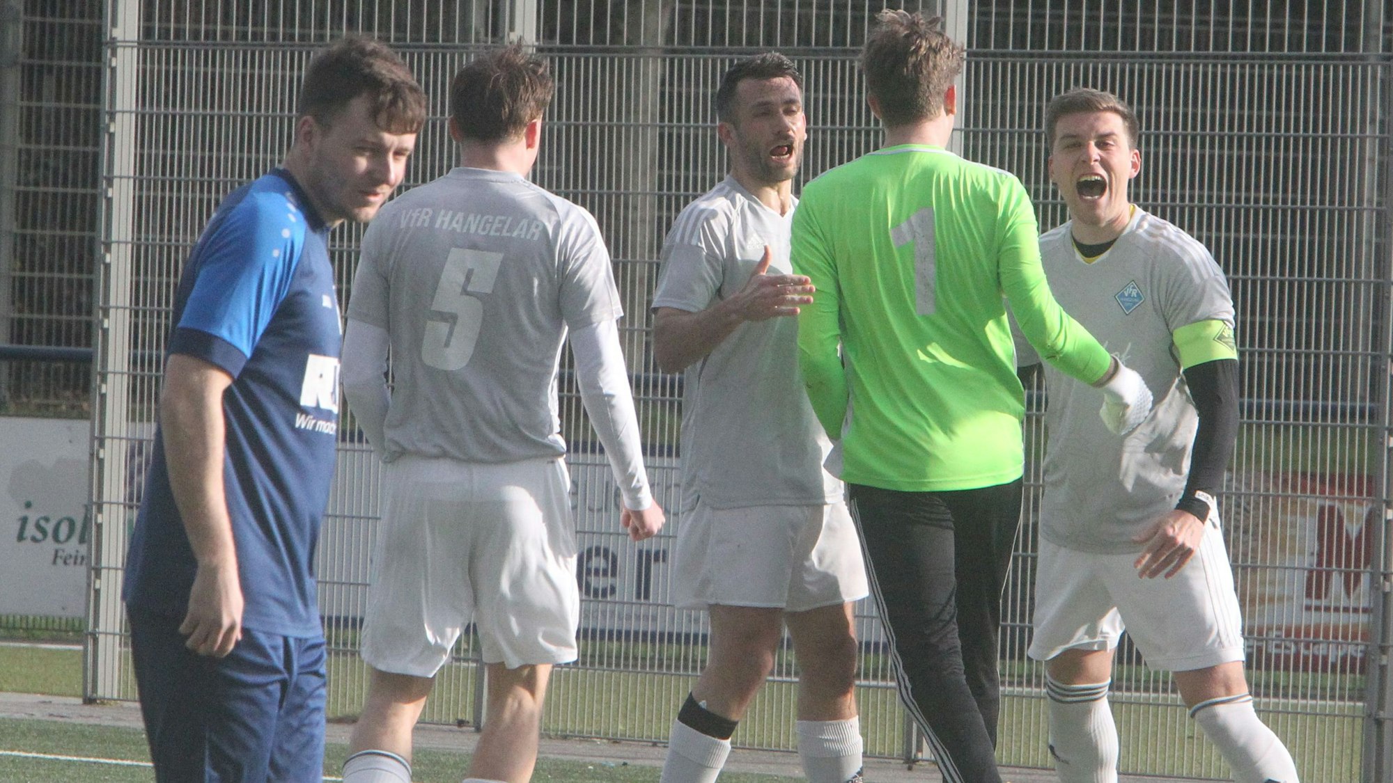 Die Hangelarer Teamkollegen freuen sich mit ihrem Keeper, nachdem er den Strafstoß parieren konnte.