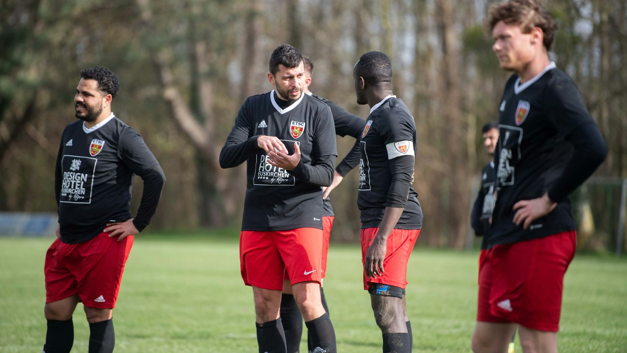 Das Bild zeigt einige ETSC-Spieler, die sich vor einem Eckball beraten.