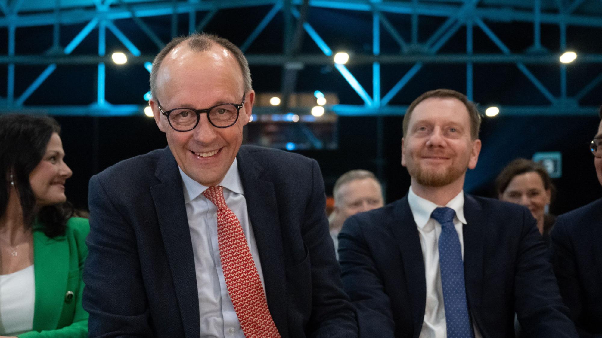 Gitta Connemann (v.l.), Bundestagsabgeordnete der CDU, Friedrich Merz, Bundesvorsitzender der CDU, Michael Kretschmer, Ministerpräsident von Sachsen. Kretschmer steht konträr zum Ukraine-Kurs der CDU-Spitze.