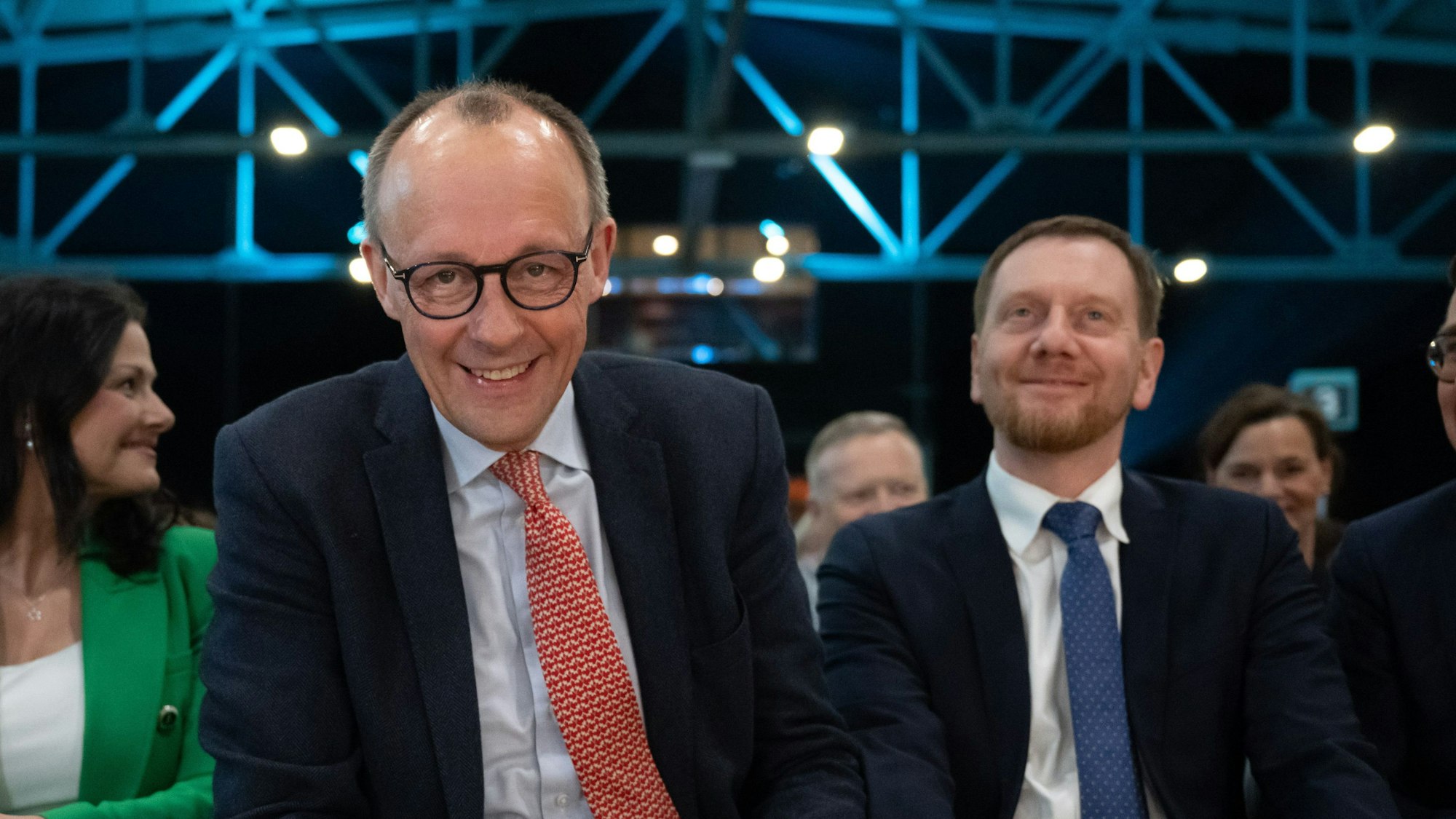 Gitta Connemann (v.l.), Bundestagsabgeordnete der CDU, Friedrich Merz, Bundesvorsitzender der CDU, Michael Kretschmer, Ministerpräsident von Sachsen. Kretschmer steht konträr zum Ukraine-Kurs der CDU-Spitze.