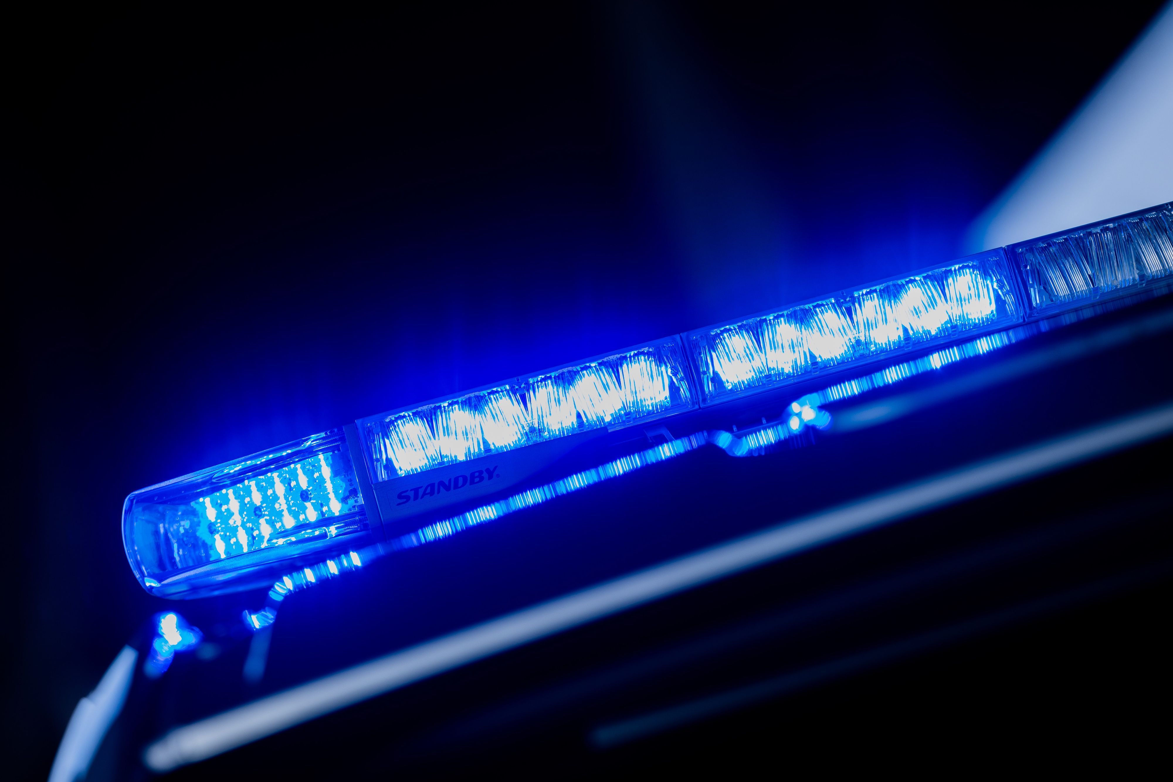 ARCHIV - 07.03.2024, Nordrhein-Westfalen, Düsseldorf: Ein leuchtendes Blaulicht auf einem Einsatzfahrzeug. Nach dem mutmaßlichen Tötungsdelikt an einem 37-Jährigen im saarländischen Schmelz (Landkreis Saarlouis) sind drei Personen festgenommen worden.   (zu dpa: «Festnahmen nach gewaltsamem Tod von 37-Jährigem in Schmelz») Foto: Rolf Vennenbernd/dpa +++ dpa-Bildfunk +++