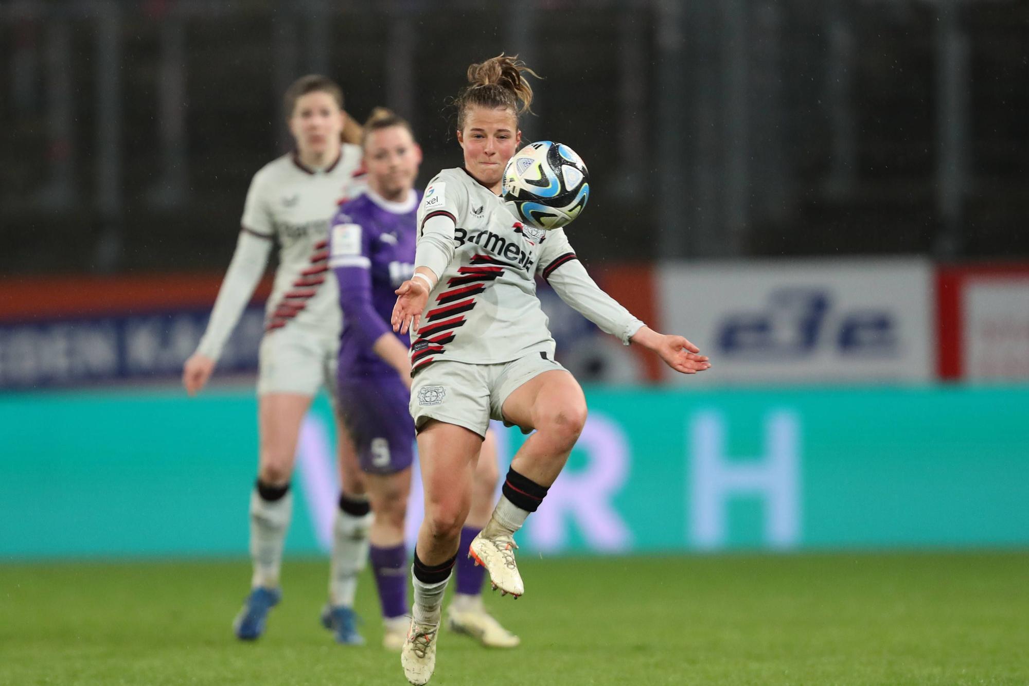 Germany, Essen, 24.03.2024, Stadion an der Hafenstrasse, SGS Essen - Bayer 04 Leverkusen - Frauen Bundesliga, Kristin Koegel Bayer 04 Leverkusen controls the ball Essen Stadion an der Hafenstrasse North Rhine-Westphalia Germany *** Germany, Essen, 24 03 2024, Stadion an der Hafenstrasse, SGS Essen Bayer 04 Leverkusen Frauen Bundesliga, Kristin Koegel Bayer 04 Leverkusen controls the ball Essen Stadion an der Hafenstrasse North Rhine Westphalia Germany eu-images-678