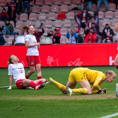 Nach dem Tor zum 3:0 sind die Koelner Spielerinnen fassungslos. Fussball: Google Pixel Frauen-Bundesliga, Saison 2023/2024, 16. Spieltag, 1. FC Koeln - 1. FC Nuernberg am 23.03.2024 im Franz-Kremer-Stadion in Koeln. Wichtiger Hinweis: Gemaess den Vorgaben der DFL Deutsche Fussball Liga bzw. des DFB Deutscher Fussball-Bund ist es untersagt, in dem Stadion und/oder vom Spiel angefertigte Fotoaufnahmen in Form von Sequenzbildern und/oder videoaehnlichen Fotostrecken zu verwerten bzw. verwerten zu lassen. Foto: Kirchner-Media/TH *** After the 3-0 goal, the Cologne players are stunned Football Google Pixel Womens Bundesliga, Season 2023 2024, Matchday 16, 1 FC Koeln 1 FC Nuernberg on 23 03 2024 at Franz Kremer Stadium in Koeln Important note According to the regulations of the DFL German Football League and the DFB German Football Association, it is prohibited to use or have used photographs taken in the stadium and or of the match in the form of sequential images and or video-like photo series Photo Kirchner Media TH Copyright: xKirchner-Media/THx
