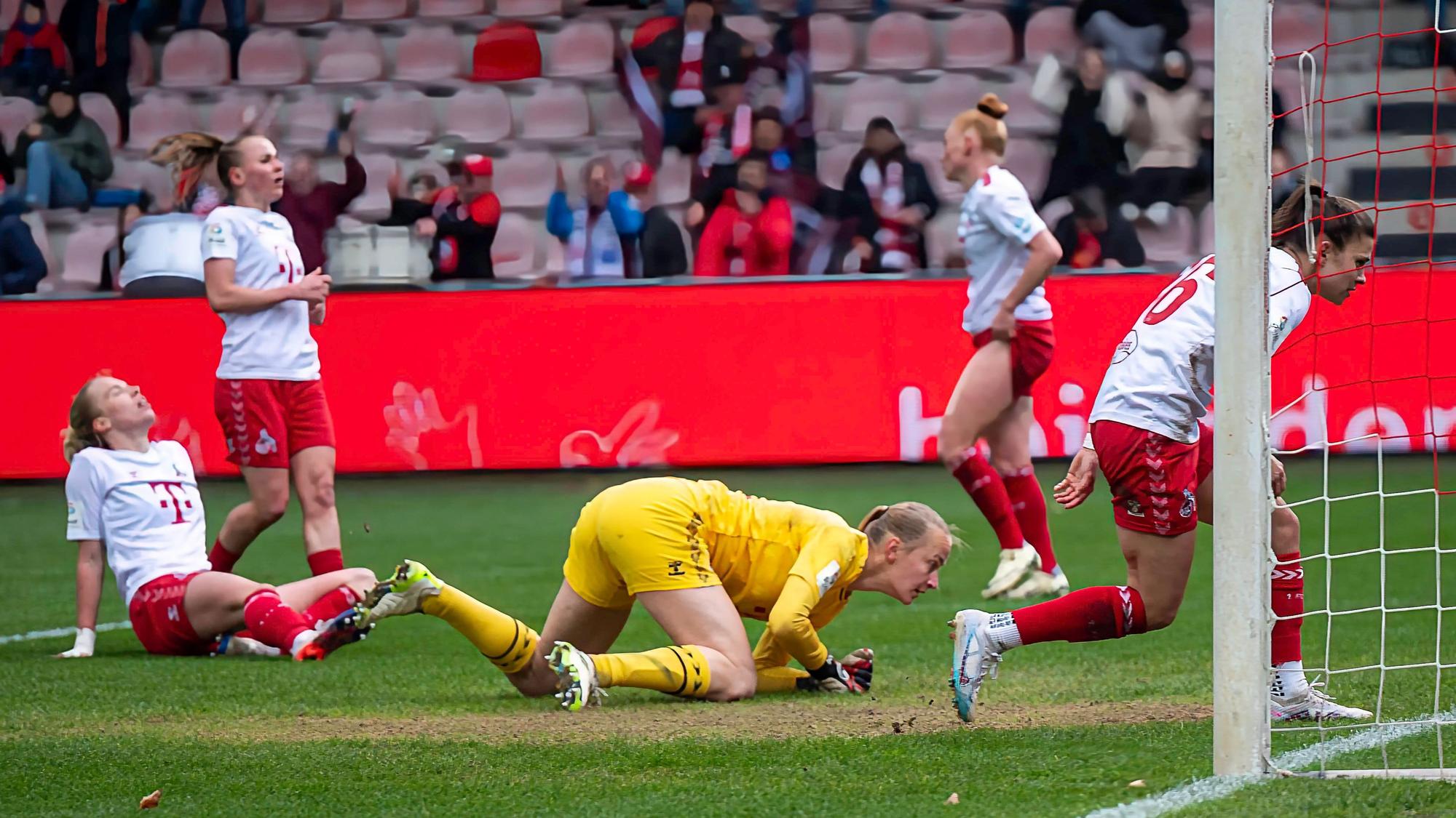 Nach dem Tor zum 3:0 sind die Koelner Spielerinnen fassungslos. Fussball: Google Pixel Frauen-Bundesliga, Saison 2023/2024, 16. Spieltag, 1. FC Koeln - 1. FC Nuernberg am 23.03.2024 im Franz-Kremer-Stadion in Koeln. Wichtiger Hinweis: Gemaess den Vorgaben der DFL Deutsche Fussball Liga bzw. des DFB Deutscher Fussball-Bund ist es untersagt, in dem Stadion und/oder vom Spiel angefertigte Fotoaufnahmen in Form von Sequenzbildern und/oder videoaehnlichen Fotostrecken zu verwerten bzw. verwerten zu lassen. Foto: Kirchner-Media/TH *** After the 3-0 goal, the Cologne players are stunned Football Google Pixel Womens Bundesliga, Season 2023 2024, Matchday 16, 1 FC Koeln 1 FC Nuernberg on 23 03 2024 at Franz Kremer Stadium in Koeln Important note According to the regulations of the DFL German Football League and the DFB German Football Association, it is prohibited to use or have used photographs taken in the stadium and or of the match in the form of sequential images and or video-like photo series Photo Kirchner Media TH Copyright: xKirchner-Media/THx